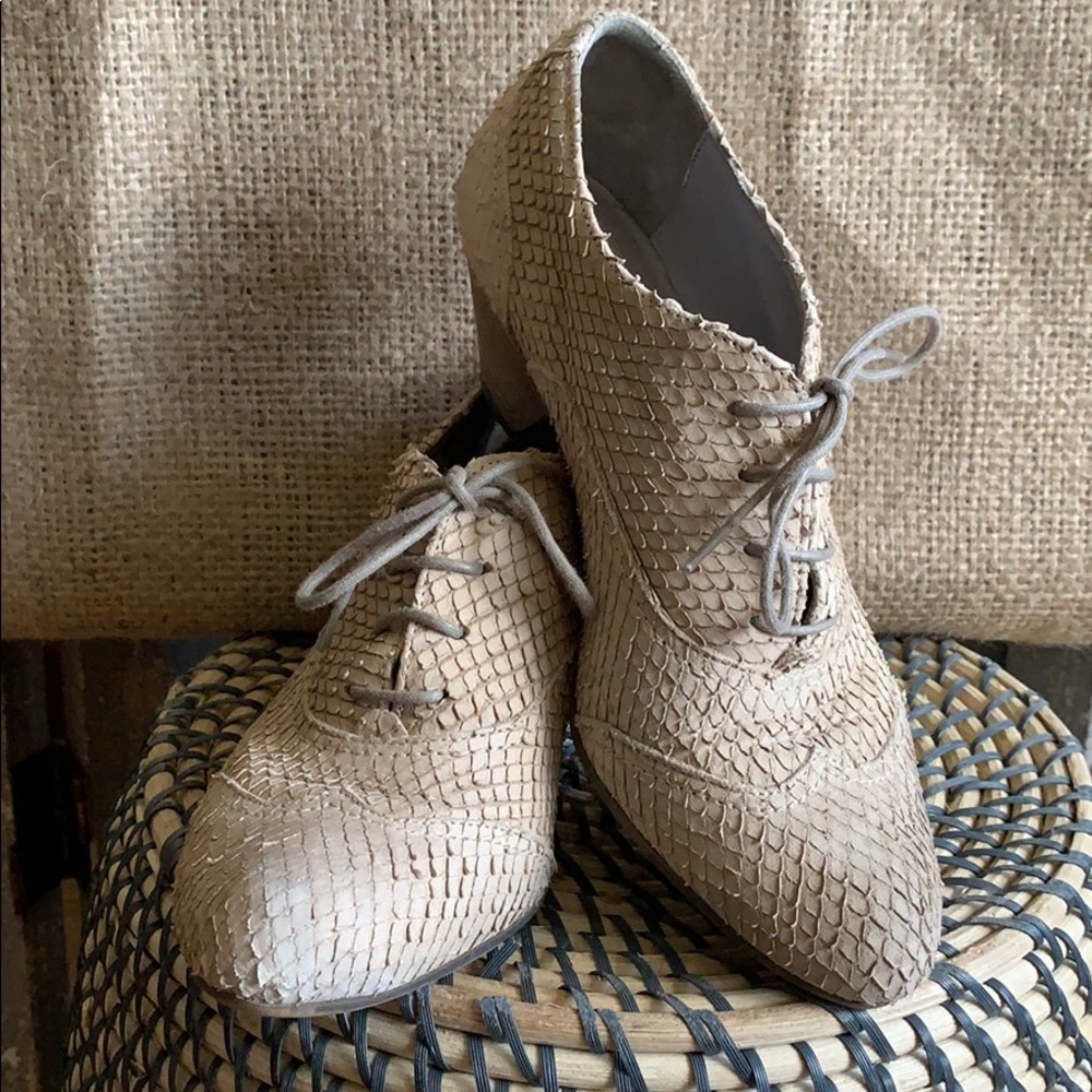 Arnold Churgin Scaled leather Oxford heeled shoes